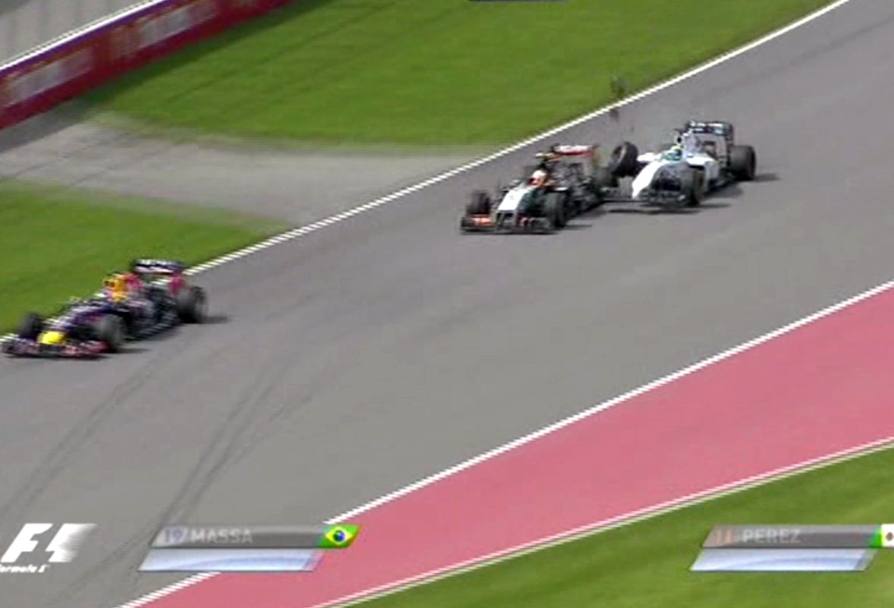 Ultimo giro di paura al GP del Canada: Felipe Massa nel tentativo di passare Perez ha sbagliato la frenata e tamponato il messicano. Ecco la Williams di Massa in primo piano uscire di pista davanti alla Red Bull di Vettel. In alto la Force India di Perez. Foto IPP